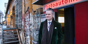 Tim Thoelke vor einem Photoautomaten in der Leipziger Südvorstadt