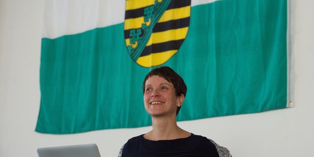 Frauke Petry vor dem sächsischen Landeswappen