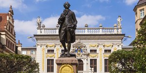 Ein Goethe-Denkmal vor einem weißen Gebäude
