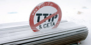 Ein Stop-TTip-Schild auf einer Parkbank