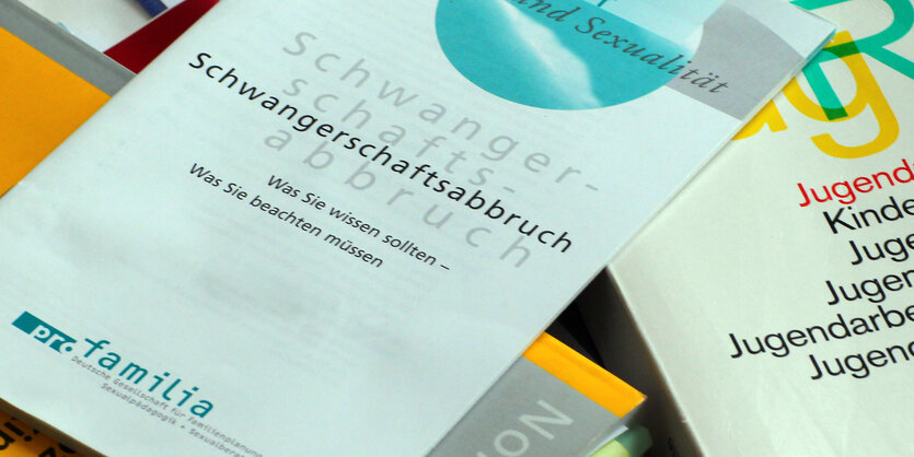 Broschüren mit Informationen zum "Schwangerschaftsabbruch" liegen auf einem Tisch