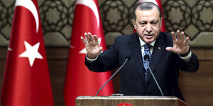 Der türkische Staatspräsident Recep Tayyip Erdoğan spricht und gestikuliert an einem Pult