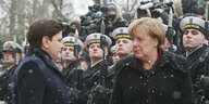 Beata Szydlo, Angela Merkel und einige Soldaten