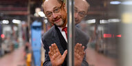 Martin Schulz an einer Glaswand