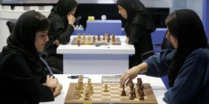 Frauen unterm Kopftuch am Schachbrett