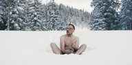Josef Hader sitzt in seinem Film "Wilde Maus" nackt im Schnee