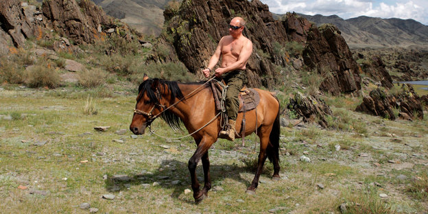 Wladimir Putin reitet oben ohne auf einem Pferd