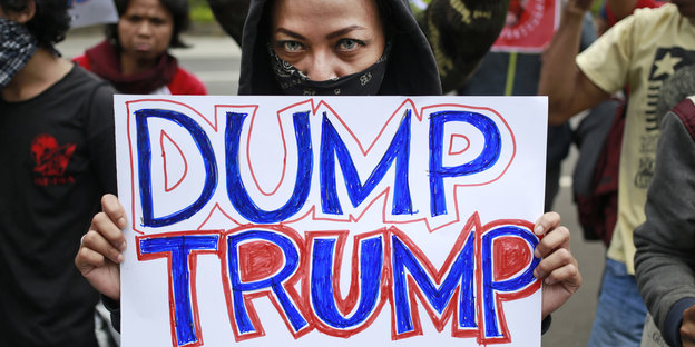 Demonstrantin mit einem Schild: "Dump Trump"