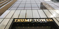 In goldenen Lettern steht Trump Tower am Eingang desselbigen