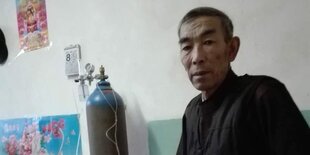 Der Bauer Wang Enlin sitzt in seinem Haus in dem Dorf Yushutun (China).