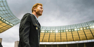 Der Diskuswurf Olympiasieger Christoph Harting läuft auf der Ehrung der Berliner Teilnehmer an den Olympischen Spiele in Rio de Janeiro im Olympiastadion in Berlin