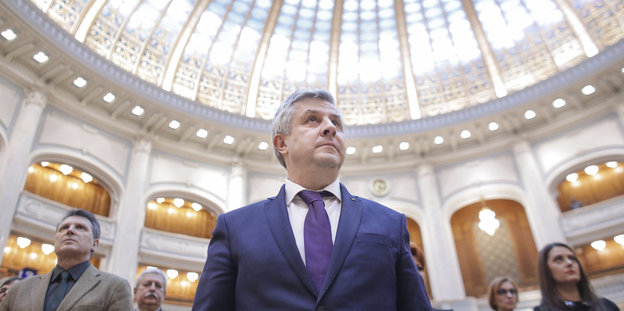 Rumäniens Justizminister Florin Iordache steht unter einer Glaskuppel