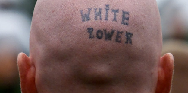 "White Power"-Tätowierung auf einem Hinterkopf