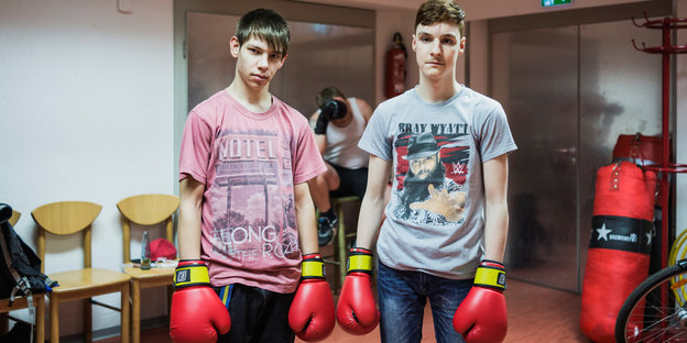 Zwei Jugendliche mit Boxhandschuhen