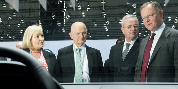 Ursula Piech, Ferdinand Piech, Martin Winterkorn und Stephan Weil in Hannover vor Beginn der Hauptversammlung der Volkswagen AG, 2013.