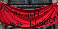 Der Eingang des Insituts für Sozialwissenschaften. Auf einem Transparent steht rot auf schwarz: Holm geht – wir bleiben!