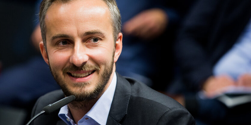 Ein Mann lacht: Es ist Jan Böhmermann