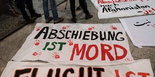 Plakate gegen Abschiebungen