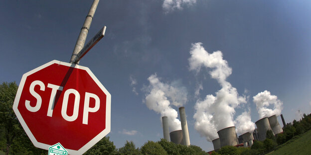 Stoppschild vor Kohlekraftwerk