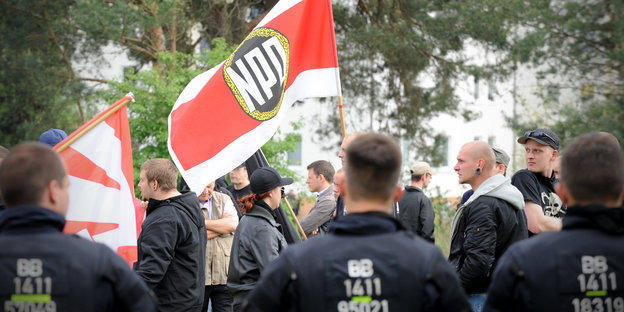 NPD-Nazis und Polizisten