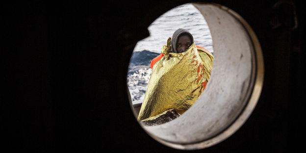 Afrikanischer Flüchtling auf dem Deck eines Schiffes