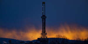 Der Bohrturm einer Ölförderplattform, die nach dem Prinzip des Frackings arbeitet, in Tunkhannock, USA