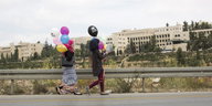 Zwei Frauen tragen Ballons in der Nähe von Ramallah