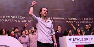 Generalsekretär Pablo Iglesias ballt die Faust bei der Eröffnung