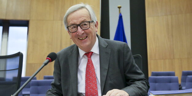 EU-Kommissionschef Jean-Claude Juncker sitzt auf seinem Platz beim wöchentlichen Treffen der EU-Kommission in Brüssel.