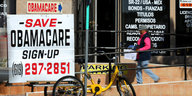Ein Werbeschild für "Obamacare" steht an einer Straße