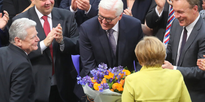 Steinmeier bekommt einen Blumenstrauß