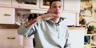 Ehemaliger Drogenabhängiger $ick im Set seiner Youtube-Serie "Shore, Stein, Papier"