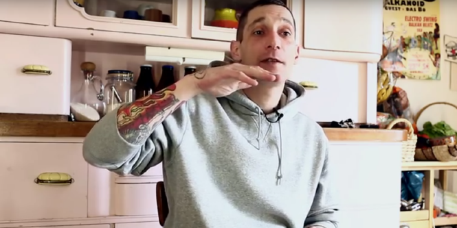 Ehemaliger Drogenabhängiger $ick im Set seiner Youtube-Serie 