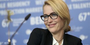 Gillian Anderson lächelt bei der Pressekonferenz der Berlinale