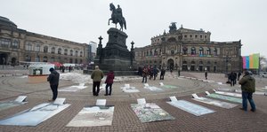 Menschen auf dem Theaterplatz in Dresden