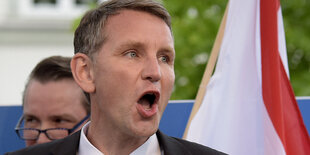 Björn Höcke öffnet seinen Mund weit