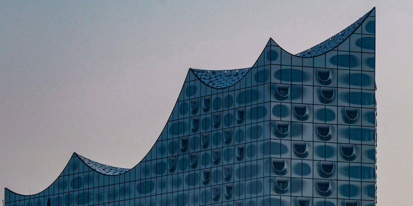 Der Umriss der Elbphilharmonie vor dem Himmel