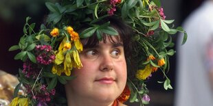 Frau mit Blumenkranz im Haar