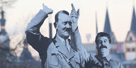 Hitler und andere Diktatoren als Pappfiguren in schwarz-weiß