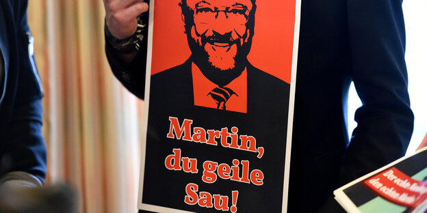 Ein Plakat mit der Aufschrift "Martin, du geile Sau"