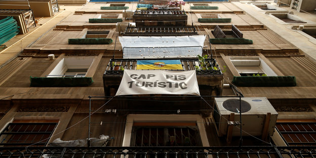 „Keine Touristenapartments“ steht auf einem Banner an einem Balkon in Barcelona