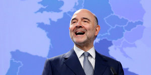 Währungskommissar Pierre Moscovici lacht