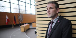 Bjrön Höcke lehnt gegen eine Wand