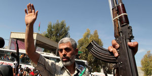 Al-Sinwar lässt sich von Unterstützern tragen und feiern, neben ihm werden Waffen geschwenkt