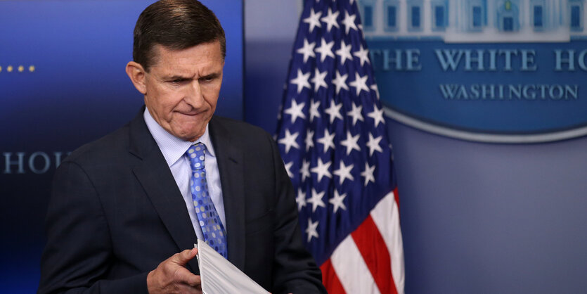 Michael Flynn hält seine Rücktrittsrede vor der US-Flagge