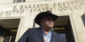 Harold Frazier, Vorsitzender der Cheyenne River Sioux steht vor dem Gerichtsgebäude in Washington