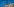 Die Wohnblöcke neben dem Berliner Fernsehturm, beide heben sich hell gegen den strahlend blauen Himmel ab
