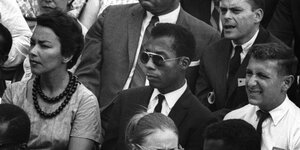 Mehrere Menschen, darunter James Baldwin