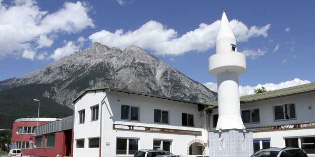 Die Eyüp Sultan Moschee in Telf in Tirol vor einer Bergkulisse