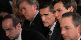 Michael Flynn umgeben von Trumps engsten Mitarbeitern